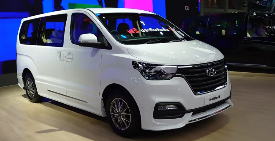 Hyundai Starex H1 van taxi for Umrah families, private licensed driver, Saudi Arabia
